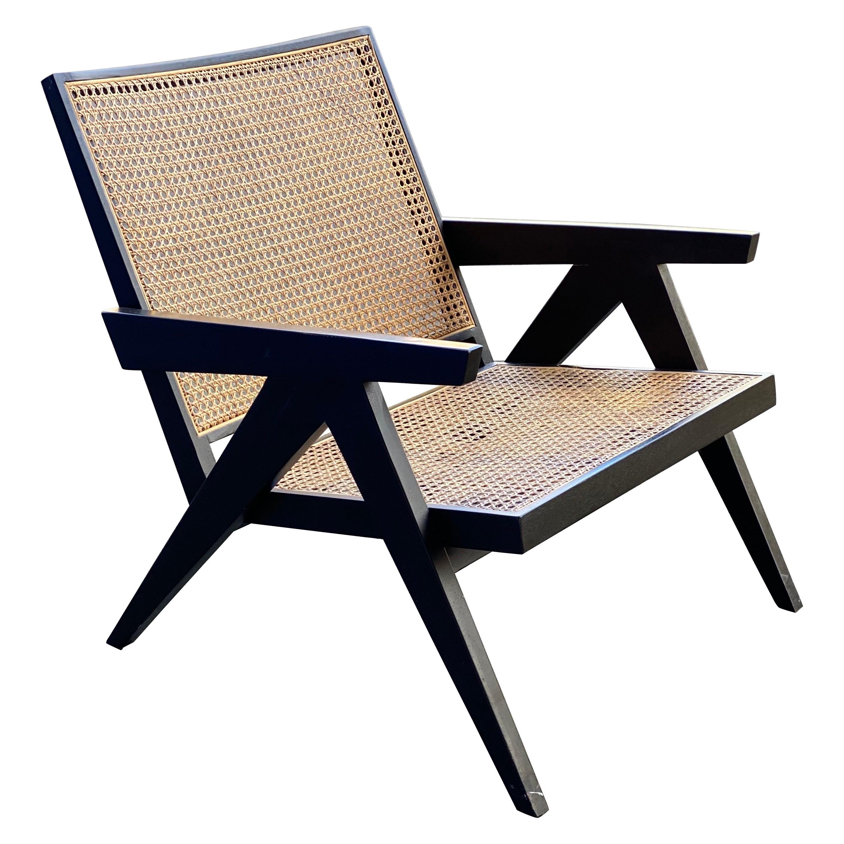 Fauteuil bas canné noir style Pierre Jeanneret en vente