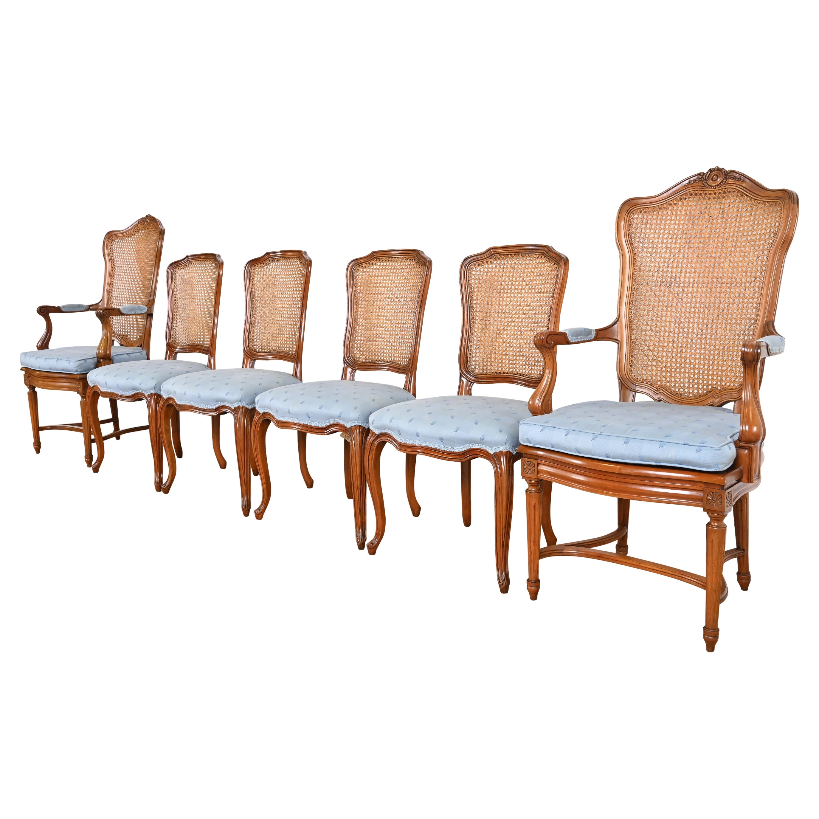 Kindel Furniture Französische Louis XVI geschnitzte Kirschbaumholz-Esszimmerstühle mit Rohrrückenlehne im Angebot