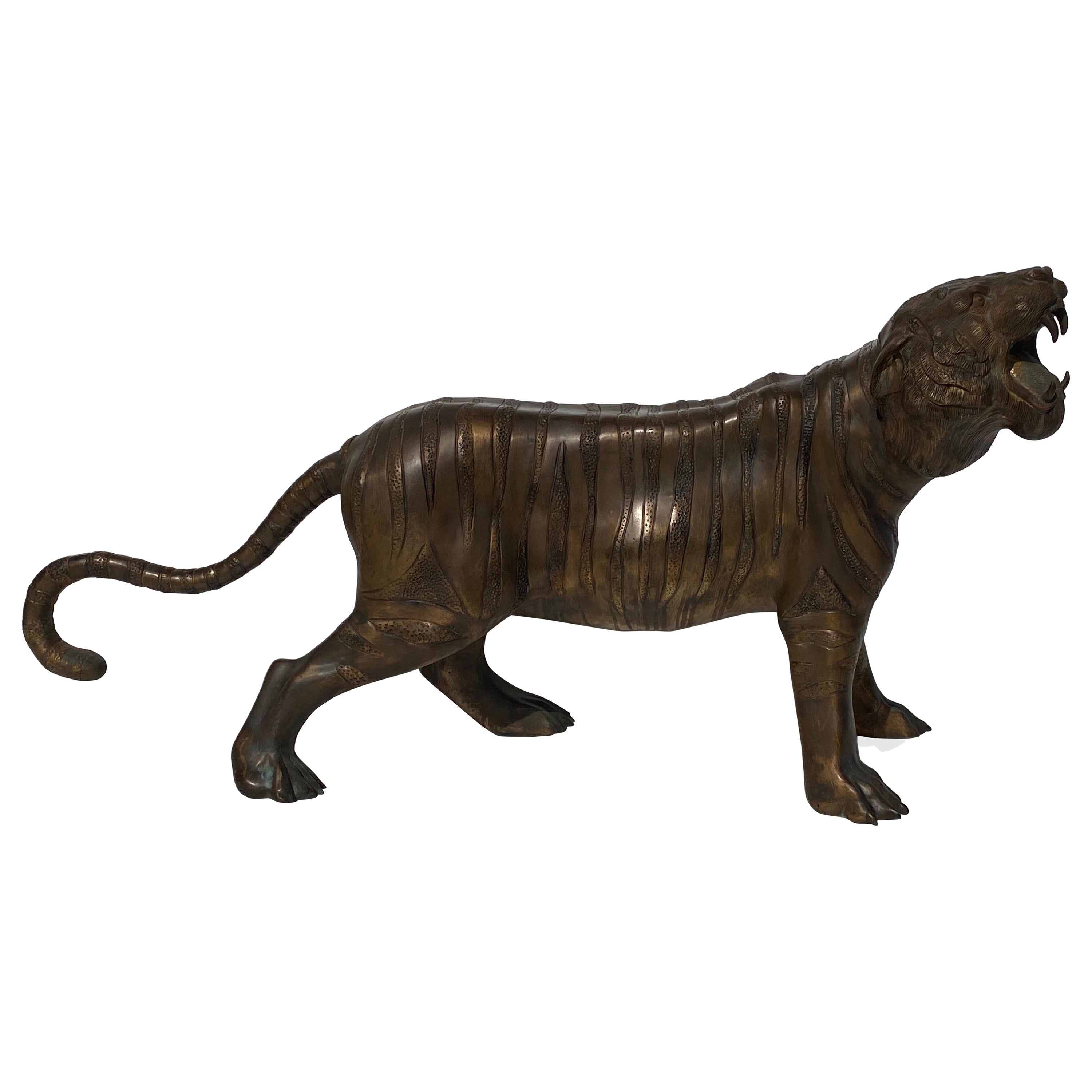 Sculpture en bronze d'un tigre rugissant