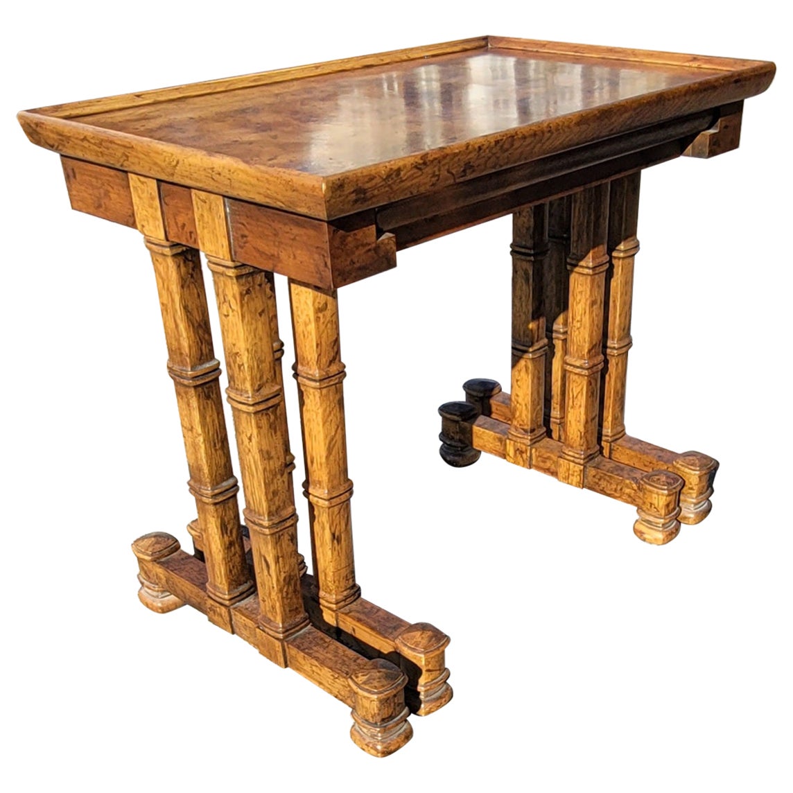 Pareja de mesas nido de nogal burl de Heritage Furniture de los años 70 en venta