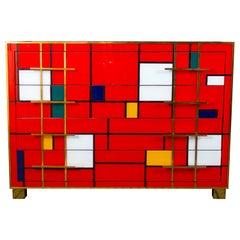 Auffällige Kommode aus Messing und rotem mehrfarbigem Muranoglas im Mid-Century-Stil, 2020