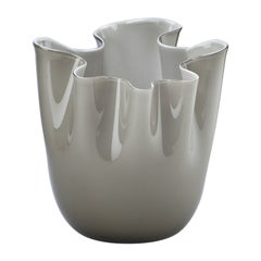 Vase en verre Fazzoletto gris du 21e siècle par Fulvio Bianconi E Paolo