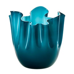 Vase Fazzoletto en verre moyen du 21e siècle en aigue-marine/horizon