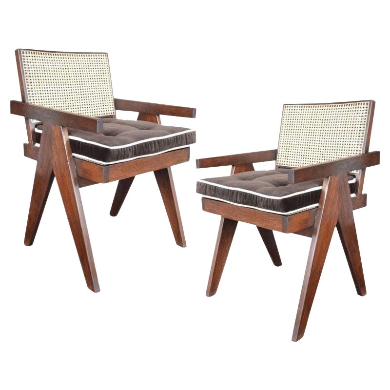 Paar Stühle aus Teakholz im Stil von Pierre Jeanneret im Angebot