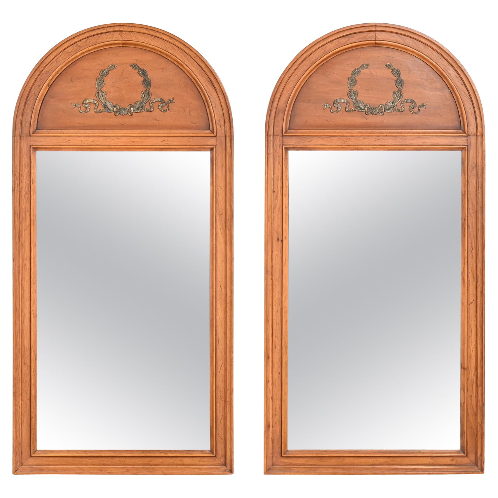 Pareja de espejos de pared arqueados de nogal y latón Henredon French Regency Louis XVI