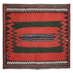 Tapis Kilim persan Sofreh vintage rouge à motifs géométriques - par Rug & Kilim