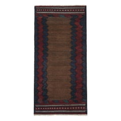 Tapis Kilim persan Sofreh vintage en brun avec bordures bleues et rouges - par Rug & Kilim
