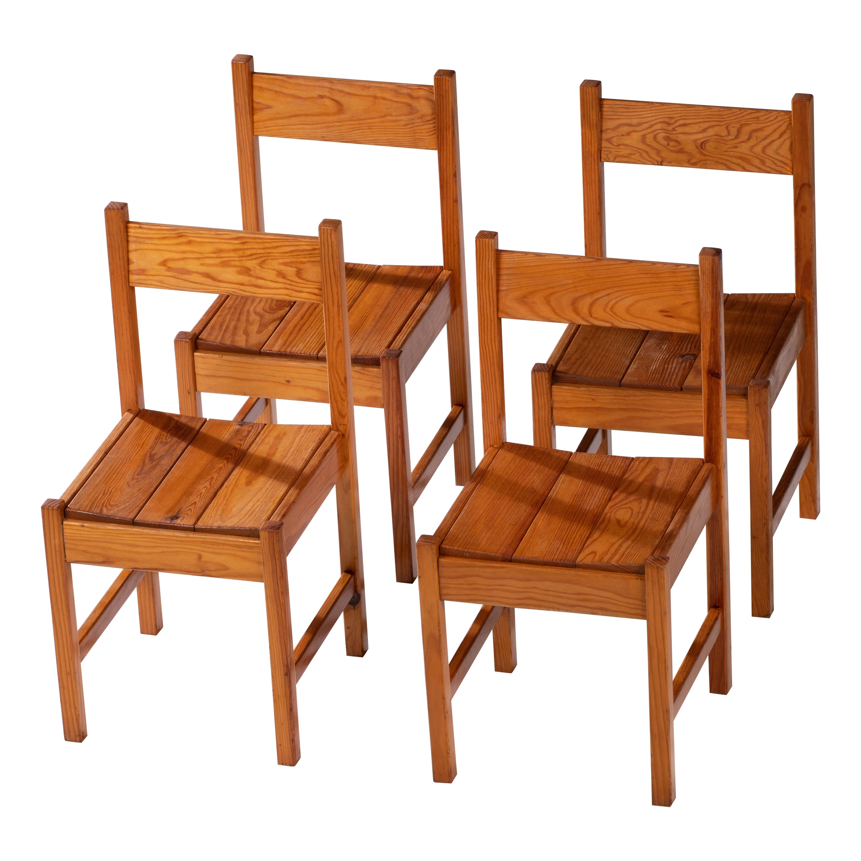 Ensemble de quatre chaises en pin dans le style de Charlotte Perriand, Chalet, France en vente