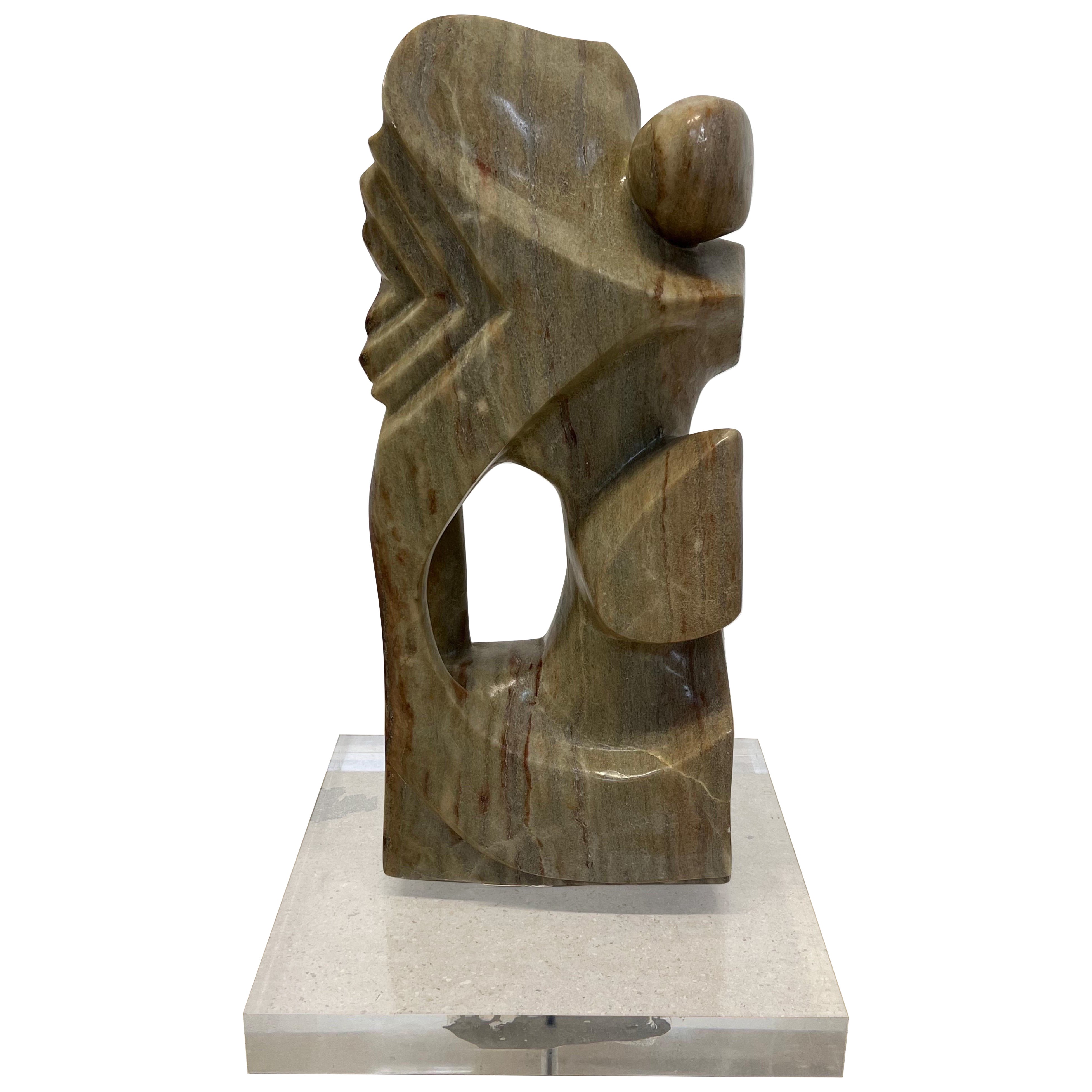 Escultura moderna orgánica de mármol sobre base de lucita, años 90