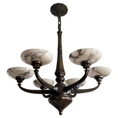 Grande e stupefacente lampadario/pendente in bronzo antico con sei paralumi in alabastro