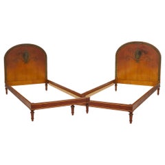 Ancienne paire de lits jumeaux néoclassiques en bois de citronnier décorés de chérubins par Adams, vers 1920