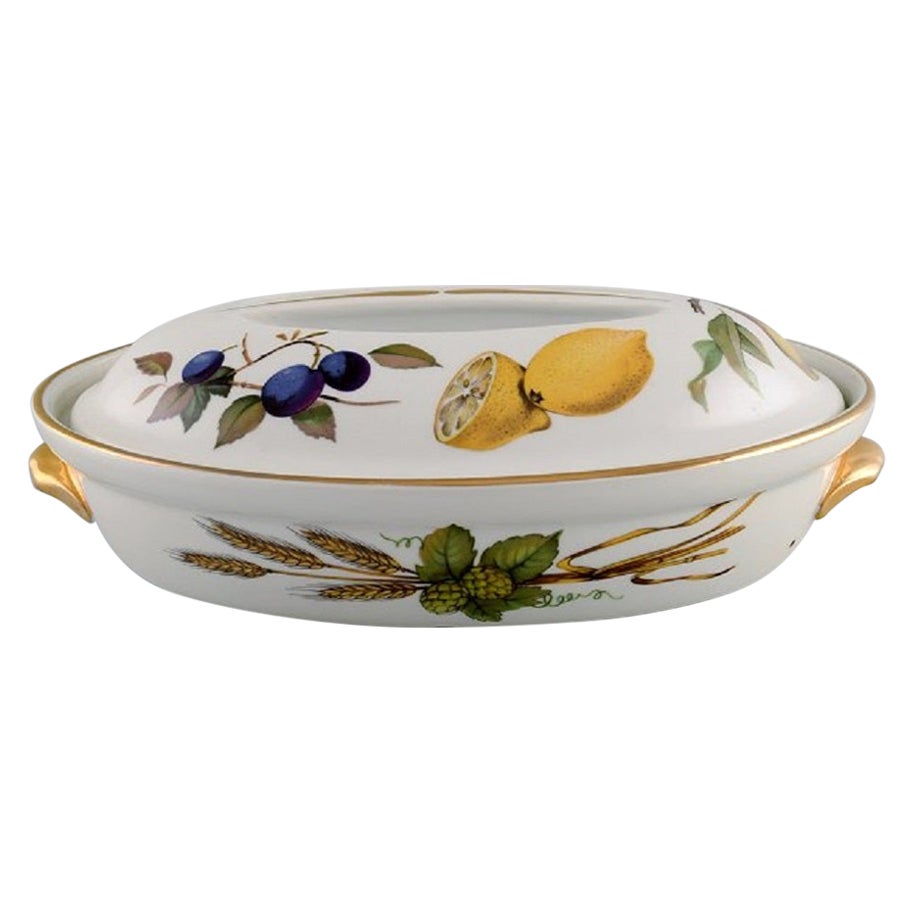 Royal Worcester, England. Evesham lidded dish in porcelain decorated with fruits For Sale