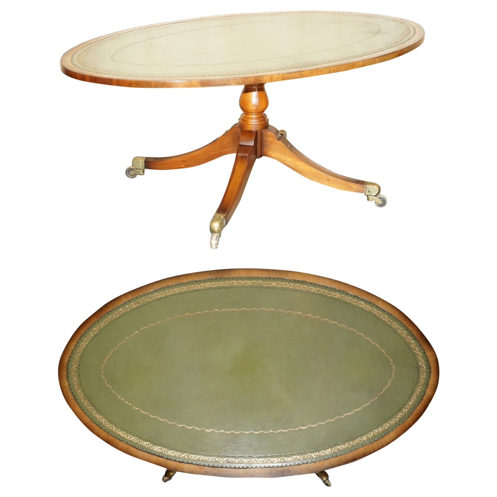 Superbe table basse ovale en noyer anglais circa 1900, avec roulettes en laiton et cuir vert