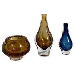 Ensemble de trois vases miniatures Monika Morales Schildt et un bol en cristal Kosta Suède