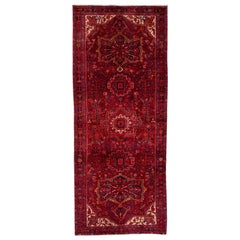 Tapis de couloir persan ancien en laine rouge Heriz fait à la main avec motif sur toute la surface 