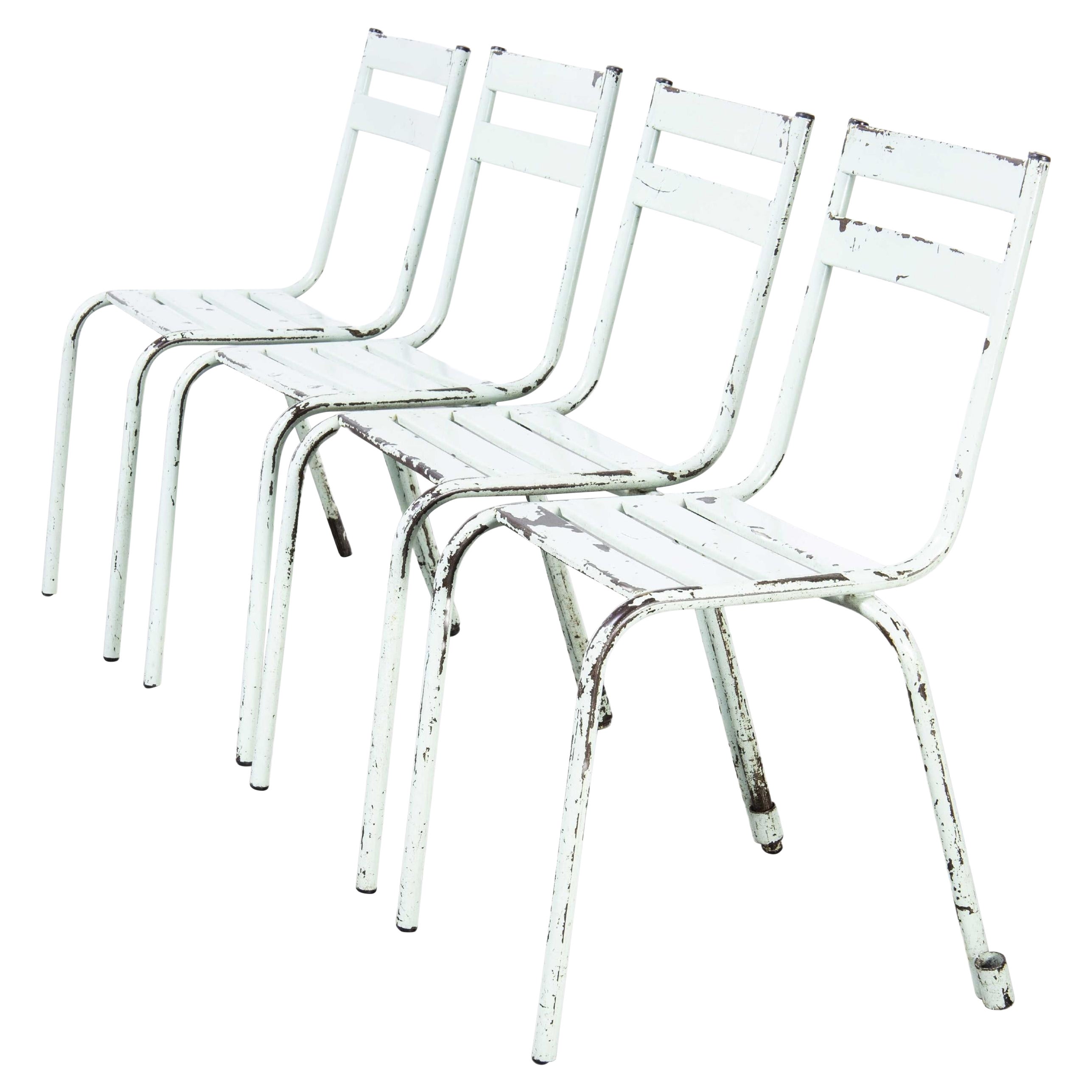 Chaises d'extérieur empilables en métal menthe Artprog français des années 1950 Ensemble de quatre chaises