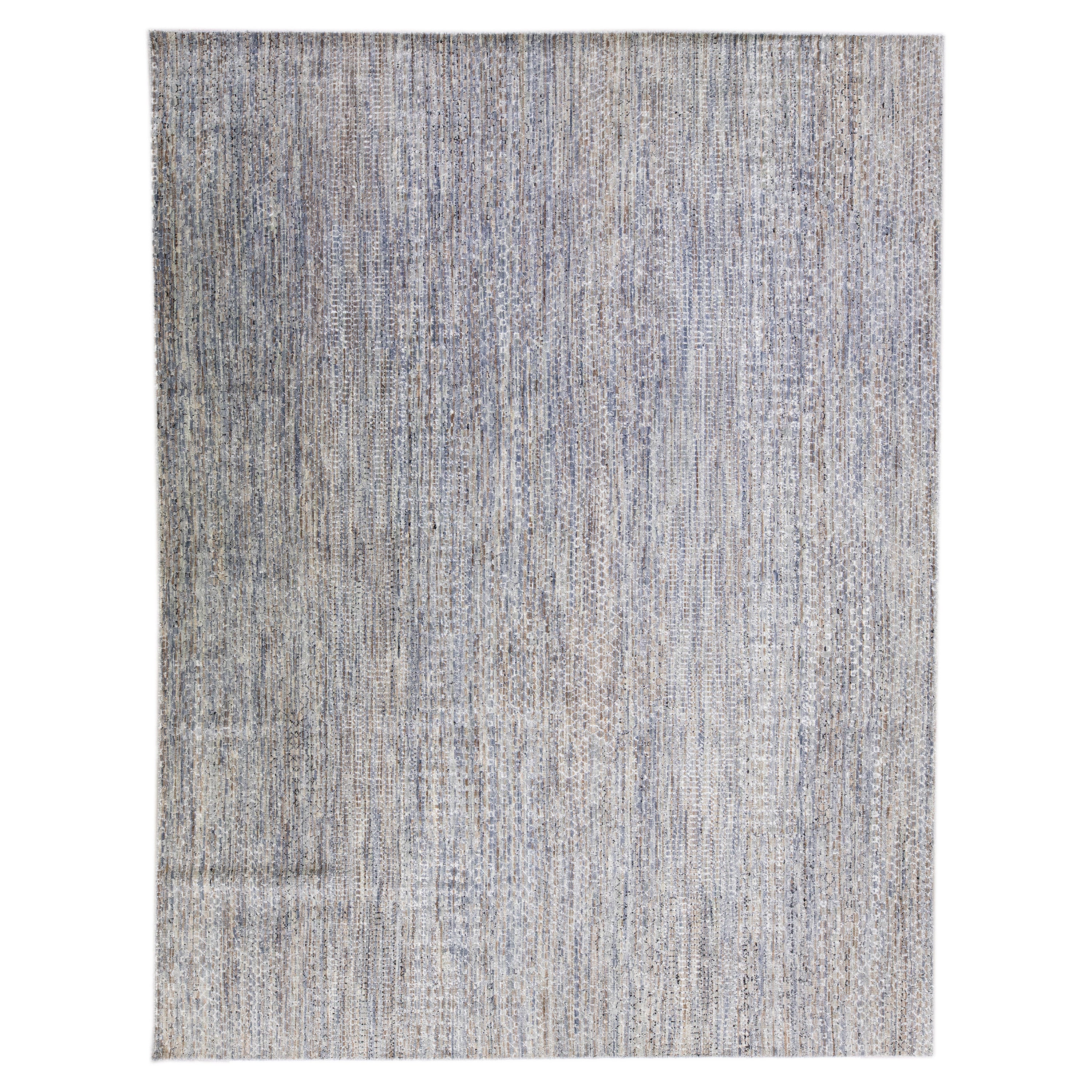 Moderner handgefertigter Savannah-grauer Wollteppich in Zimmergröße mit geometrischem Muster