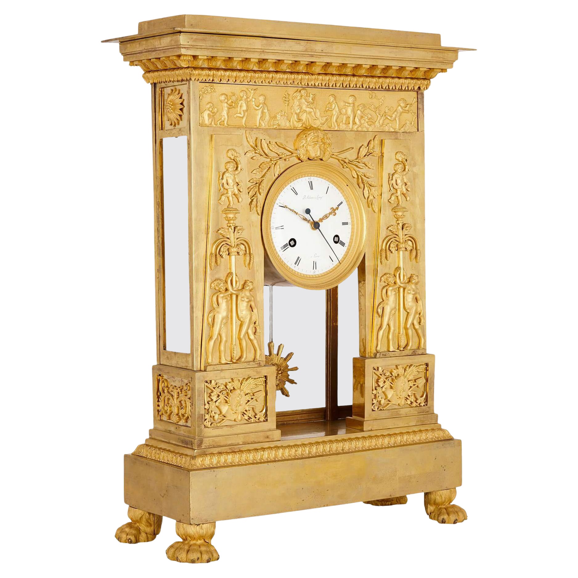 Grande horloge de cheminée ancienne d'époque Empire en bronze doré par Deverberie