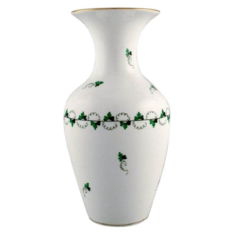 Herend-Vase aus handbemalter Porzellan, Mitte des 20. Jahrhunderts im Angebot