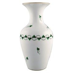 Vase Herend en porcelaine peinte à la main, milieu du 20e siècle
