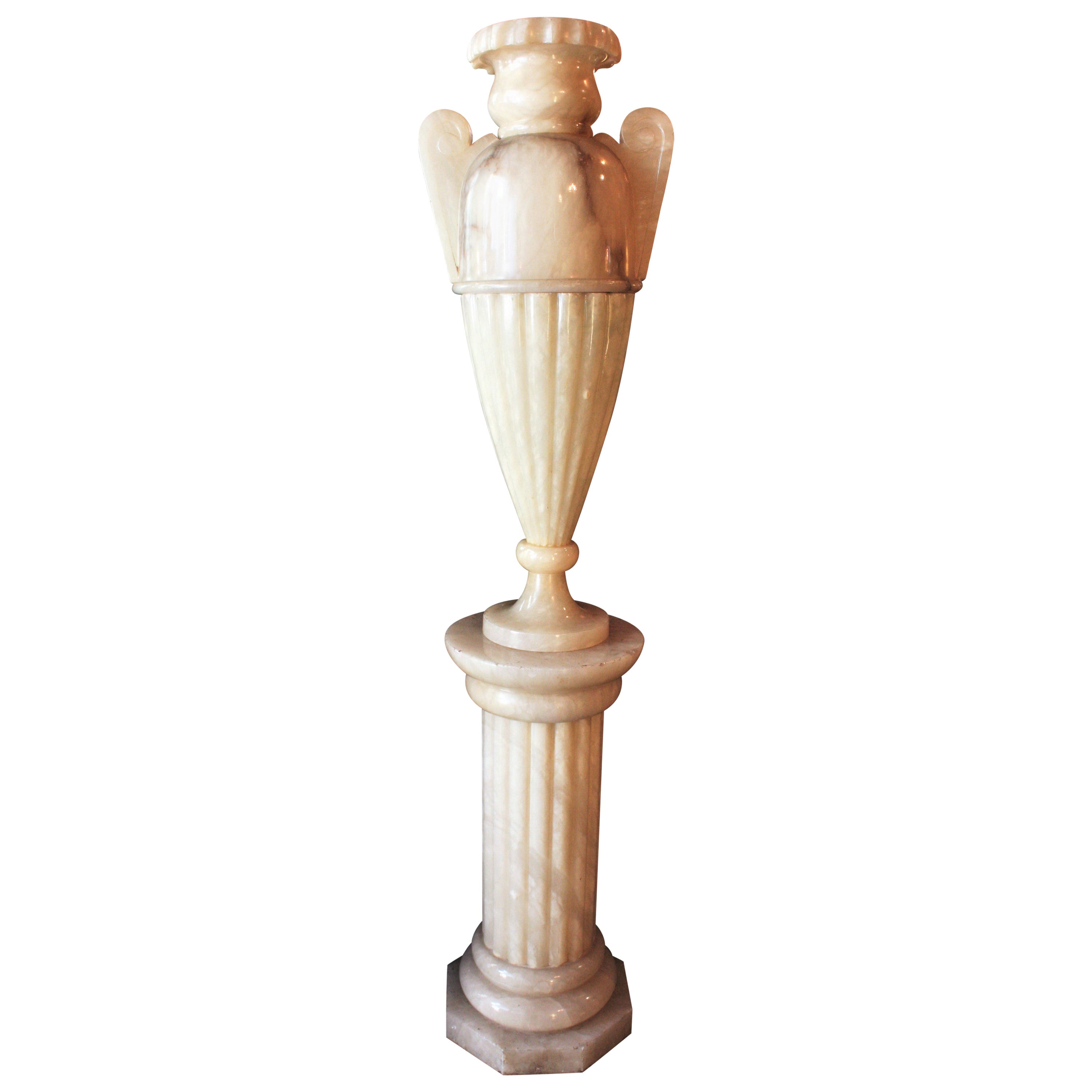 Énorme lampe néoclassique à urne en albâtre et piédestal à colonne en vente