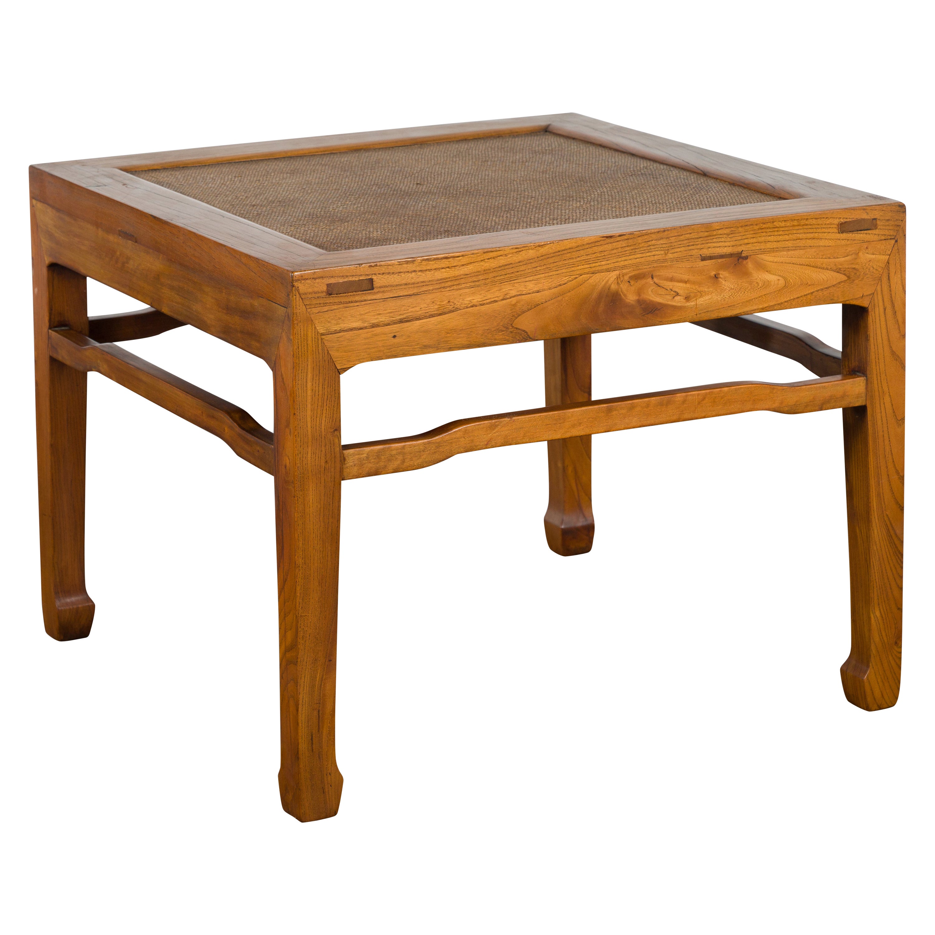 Table d'appoint en bois d'Elmwood, dynastie chinoise Qing, avec plateau en rotin et brancards à bosse
