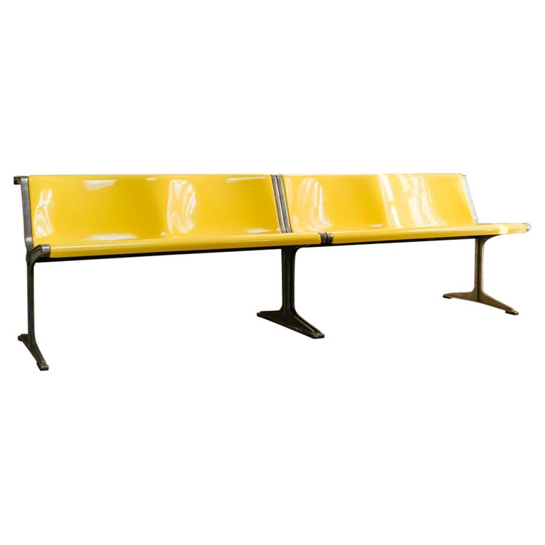 Ein Paar gelbe Tische aus Glasfaser und Aluminium von Friso Kramer bei  1stDibs
