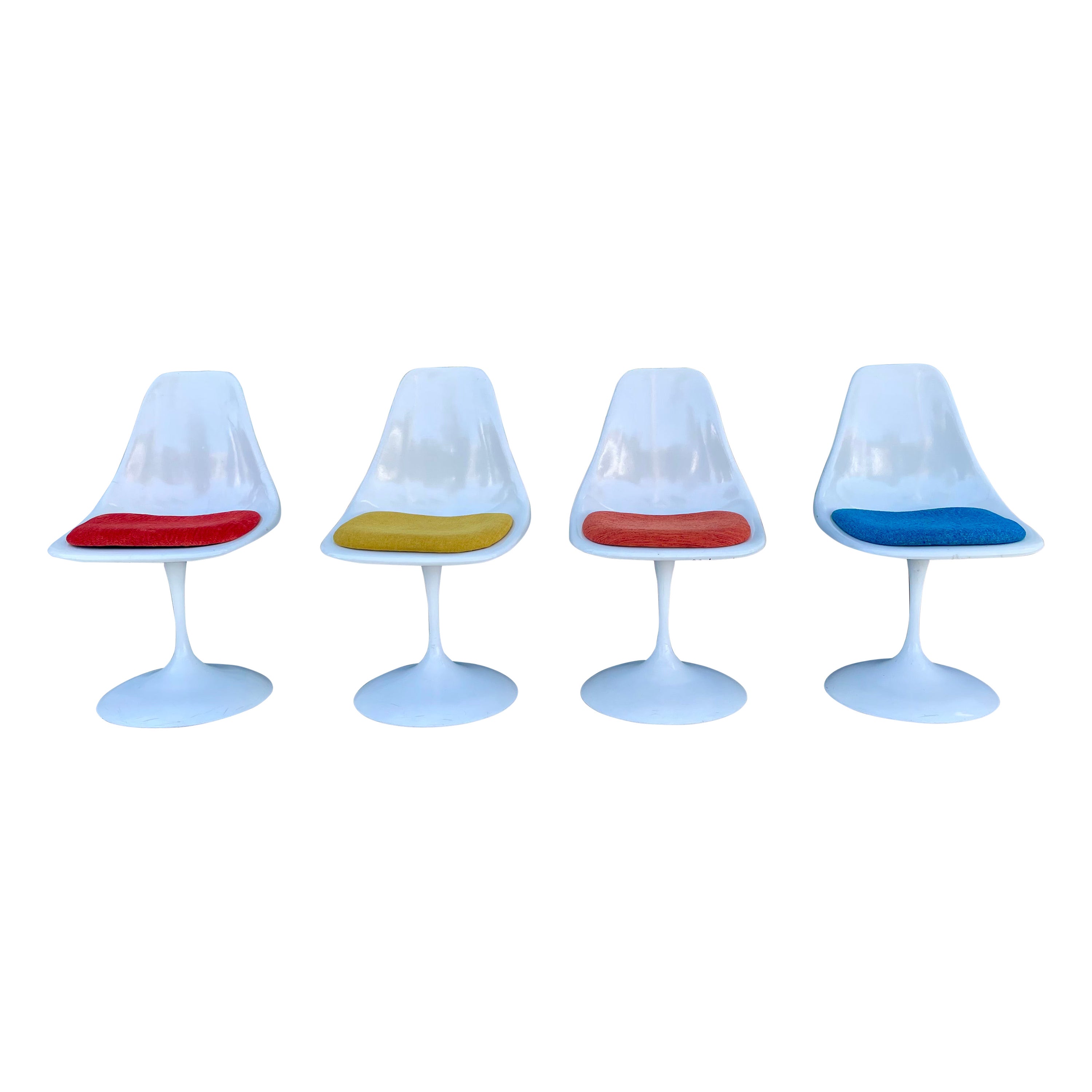Chaises de salle à manger en fibre de verre du milieu du siècle dernier, inspirées par Eero Saarinen