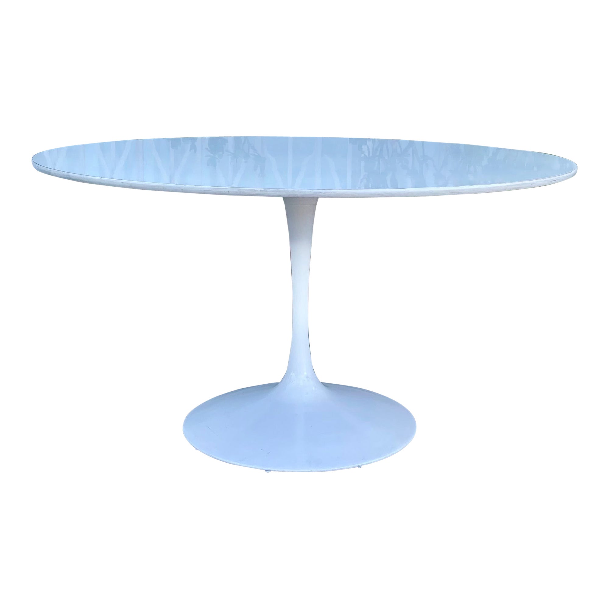 Table de salle à manger en fibre de verre du milieu du siècle d'après Eero Saarinen