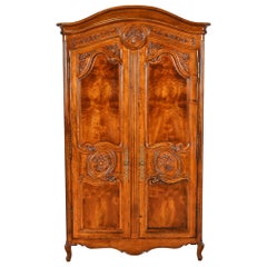 Armoire provinciale française de style Louis XV en ronce de noyer par Henredon