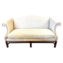 Canapé à clous de style Chippendale Camelback New Upholstery