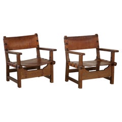 Paire de fauteuils de chasse brutalistes espagnols en chêne et cuir cognac, fabriqués dans les années 1960