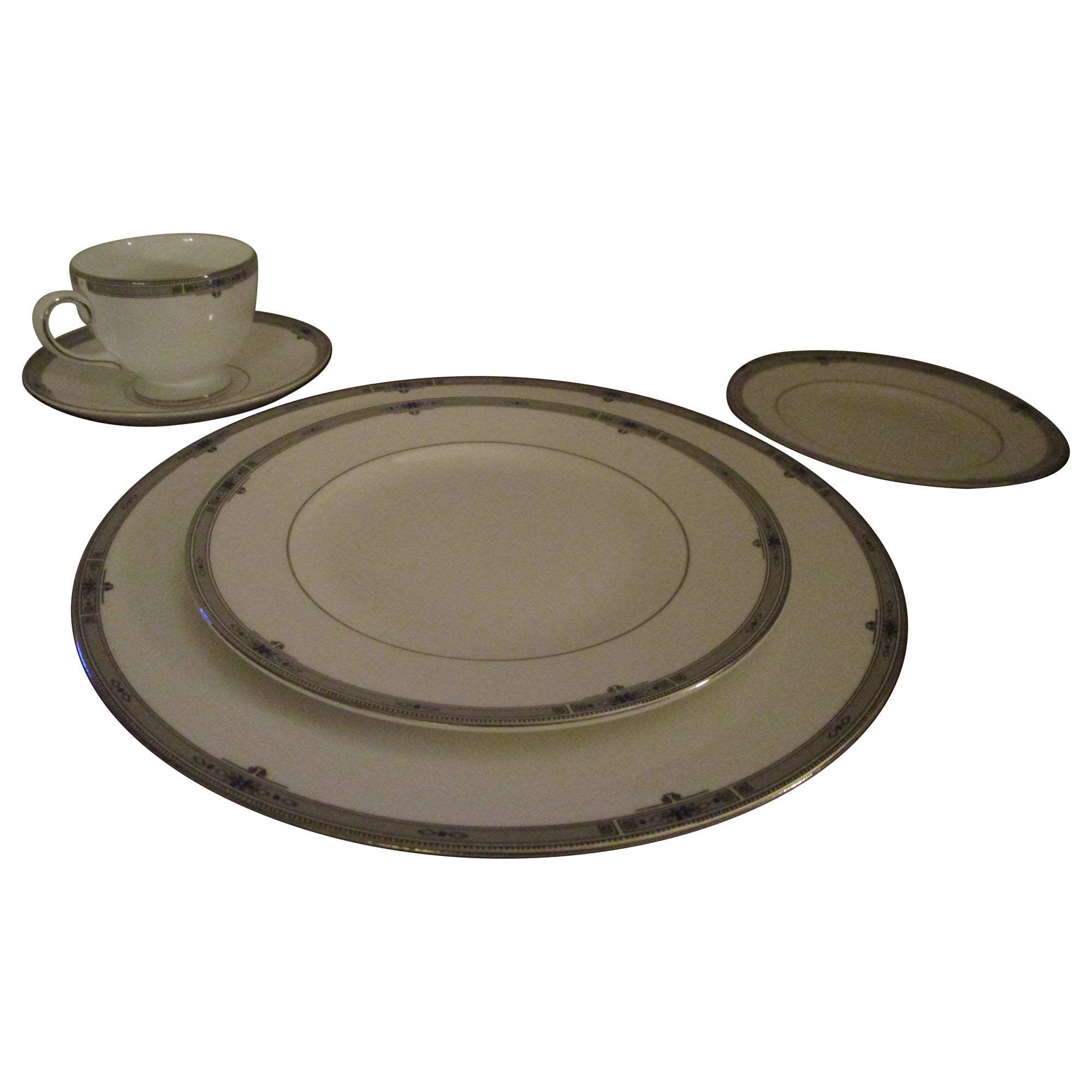 Ralph Lauren Home Round Hill Dinnerware, 8 Place Settings For Sale at  1stDibs