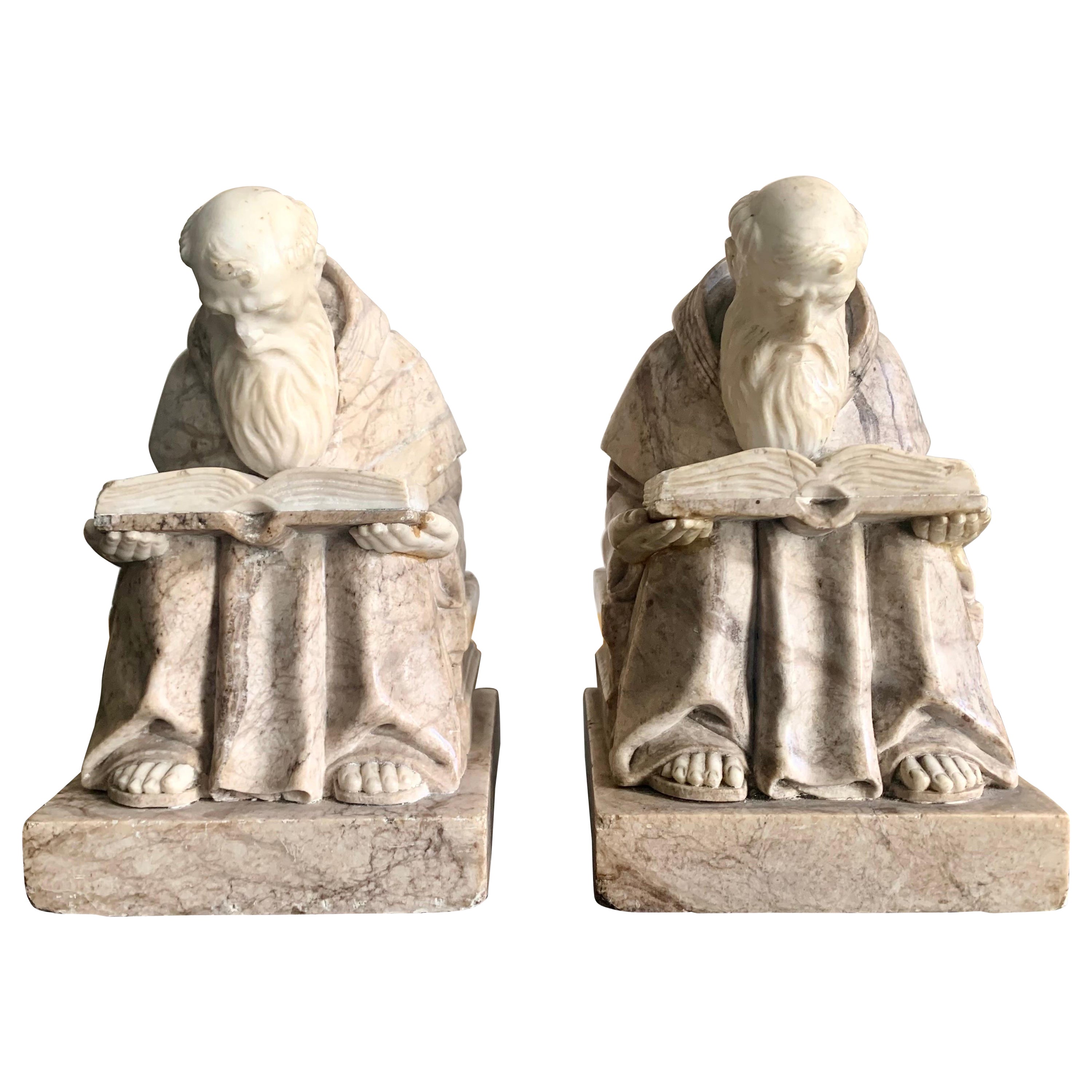 Paar Buchstützen-Skulpturen aus Alabaster und Marmor aus dem 20. Jahrhundert