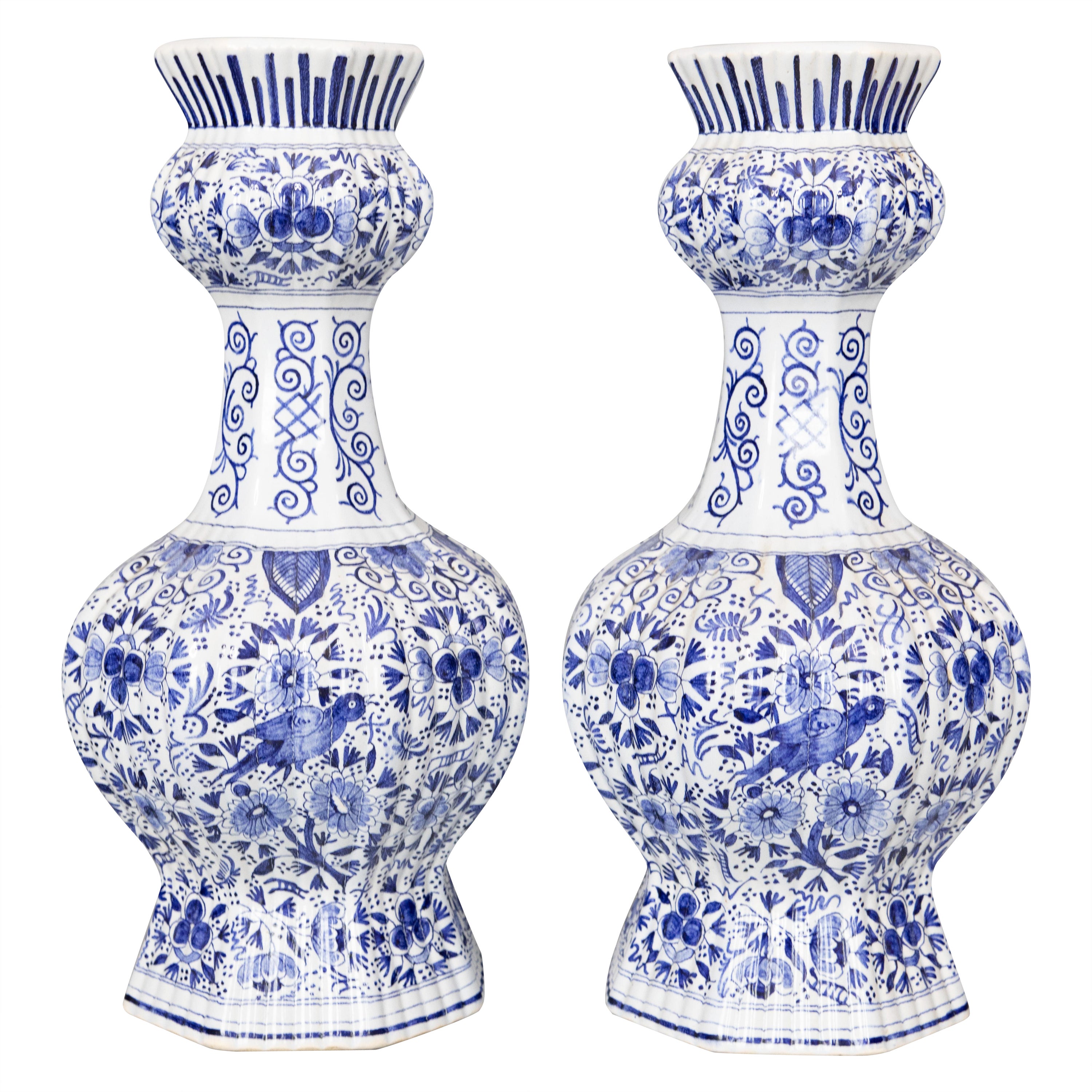 Paire de vases anciens en forme de coquilles d'oiseaux de Delft hollandais du 19ème siècle à fleurs