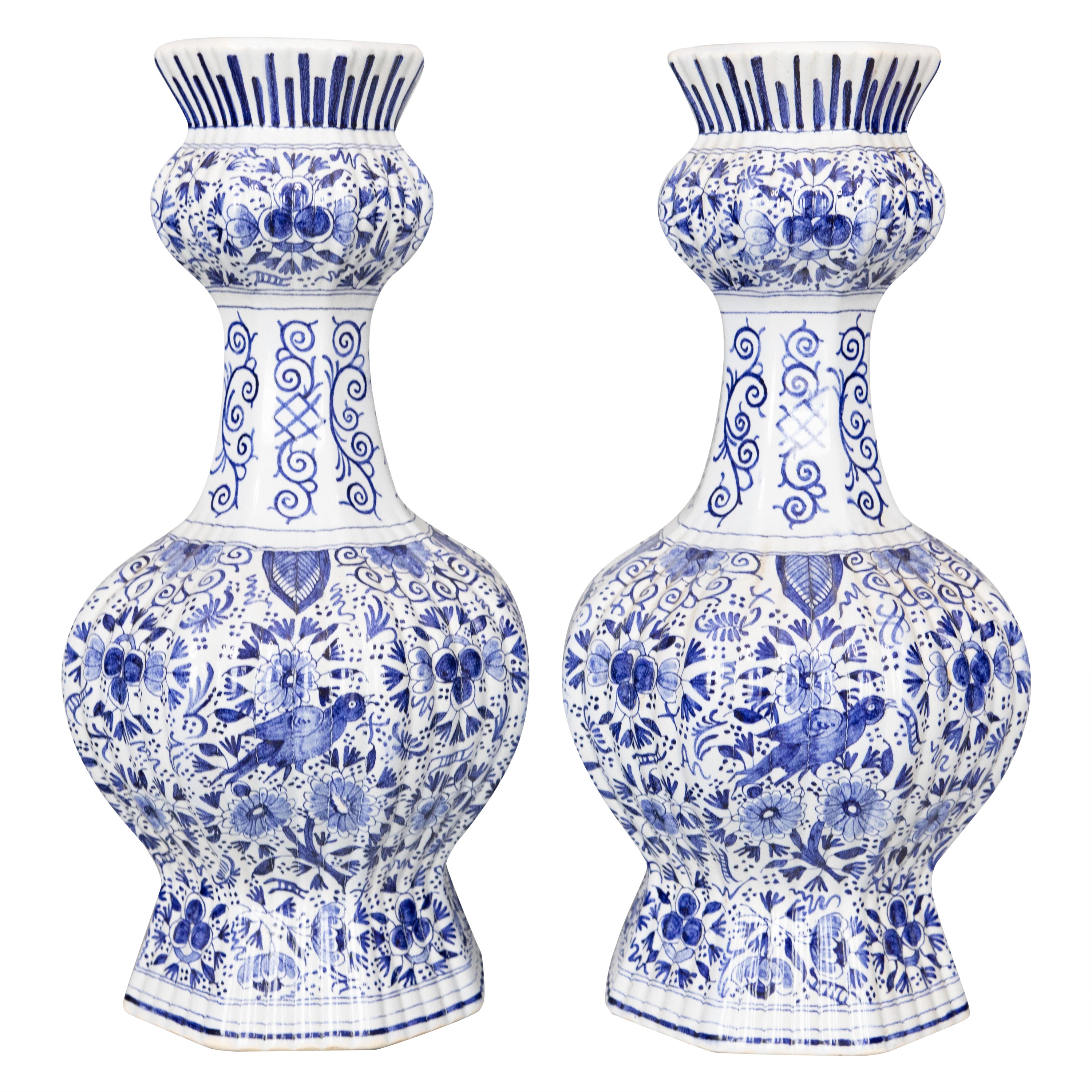 Coppia di vasi a pomello con uccelli floreali Delft olandesi del XIX secolo