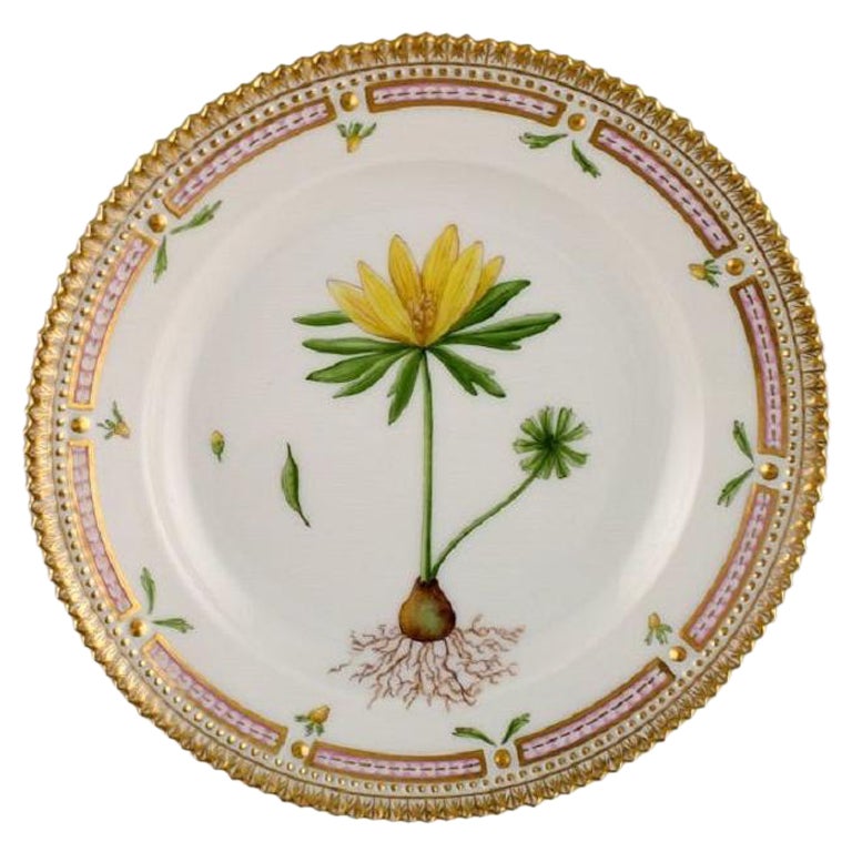 Assiette à salade Flora Danica de Royal Copenhagen en porcelaine peinte à la main avec fleurs en vente