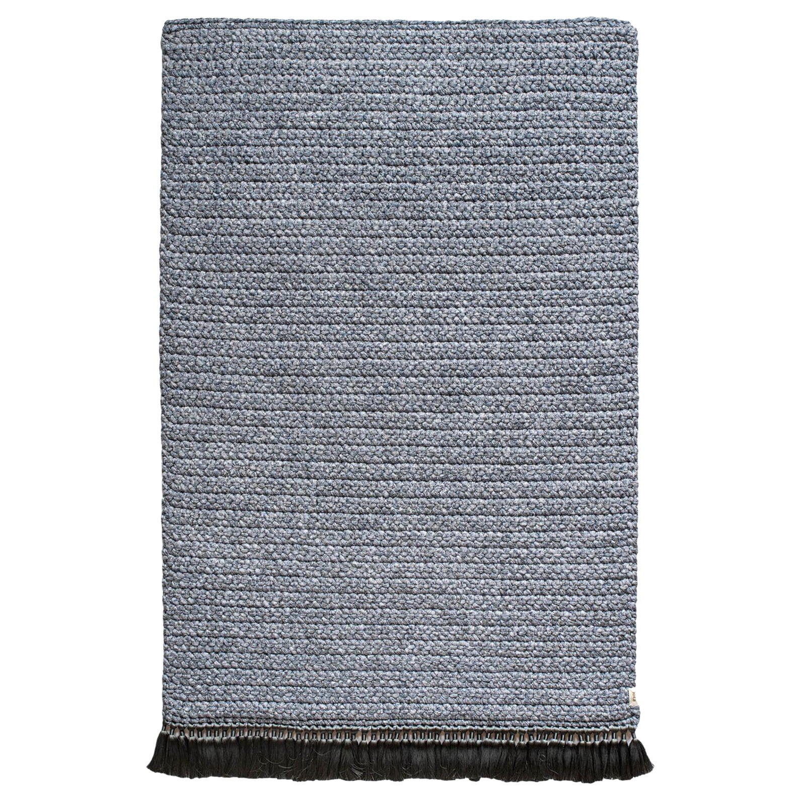 Handgefertigter gehäkelter dicker Teppich 120x200 cm in blau-grauen Farben mit grauen Quasten im Angebot