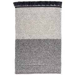 Tapis bicolore au crochet fait à la main en noir à partir de fils d'Iota sur mesure