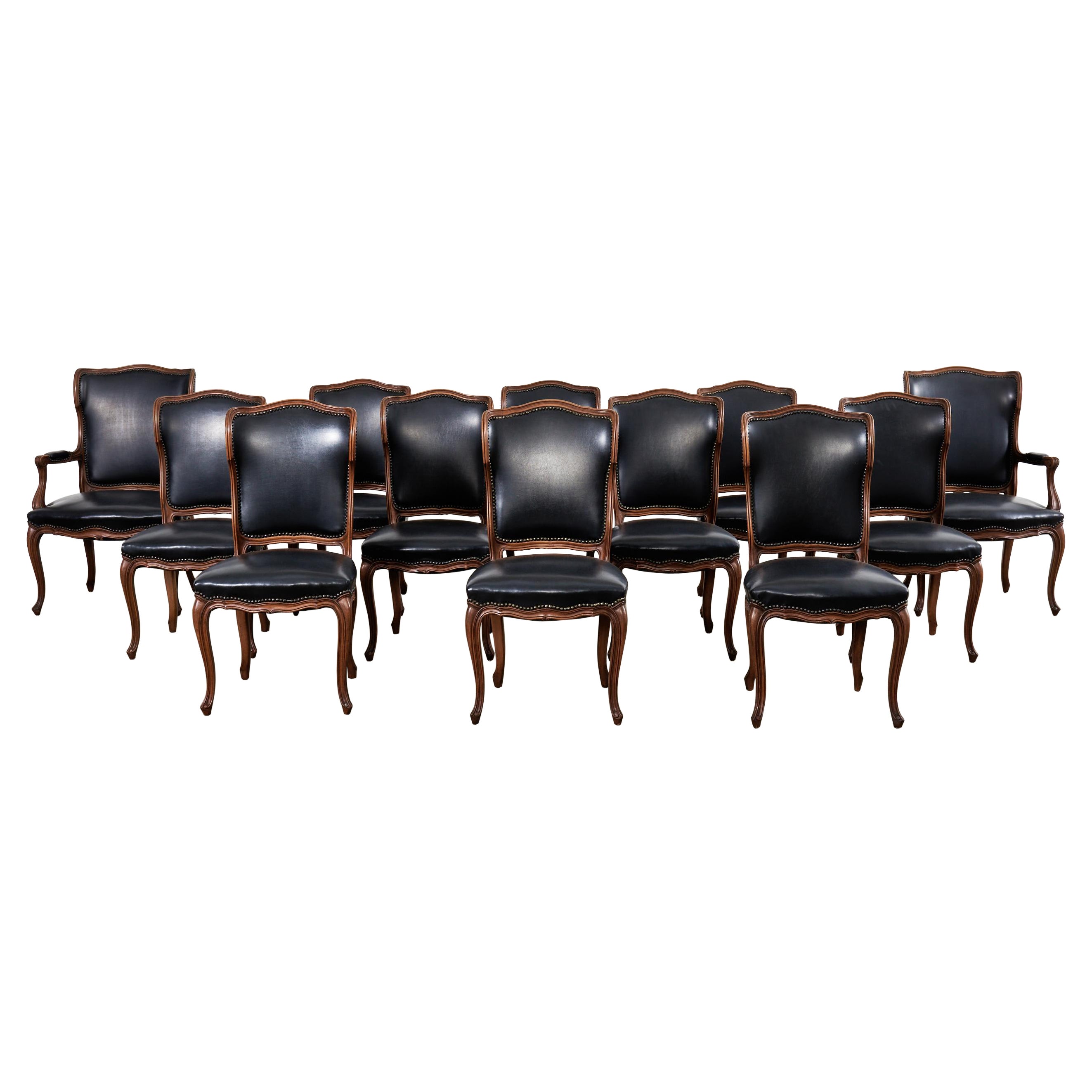Ensemble de douze chaises de salle à manger françaises de style Louis XV en noyer en vente
