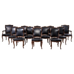 Conjunto de doce sillas de comedor francesas de nogal estilo Luis XV