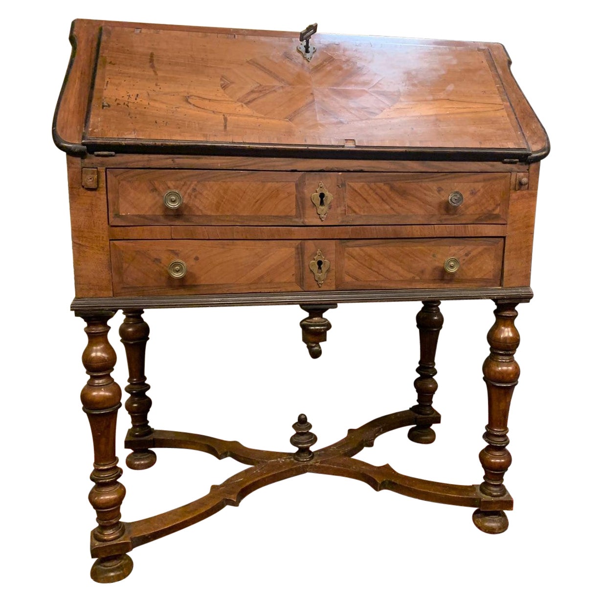 Antiker Schreibtisch mit Klappe aus Nussbaumholz, geschnitzte Kreuzbeine, frühes 18. Jahrhundert, Italien im Angebot