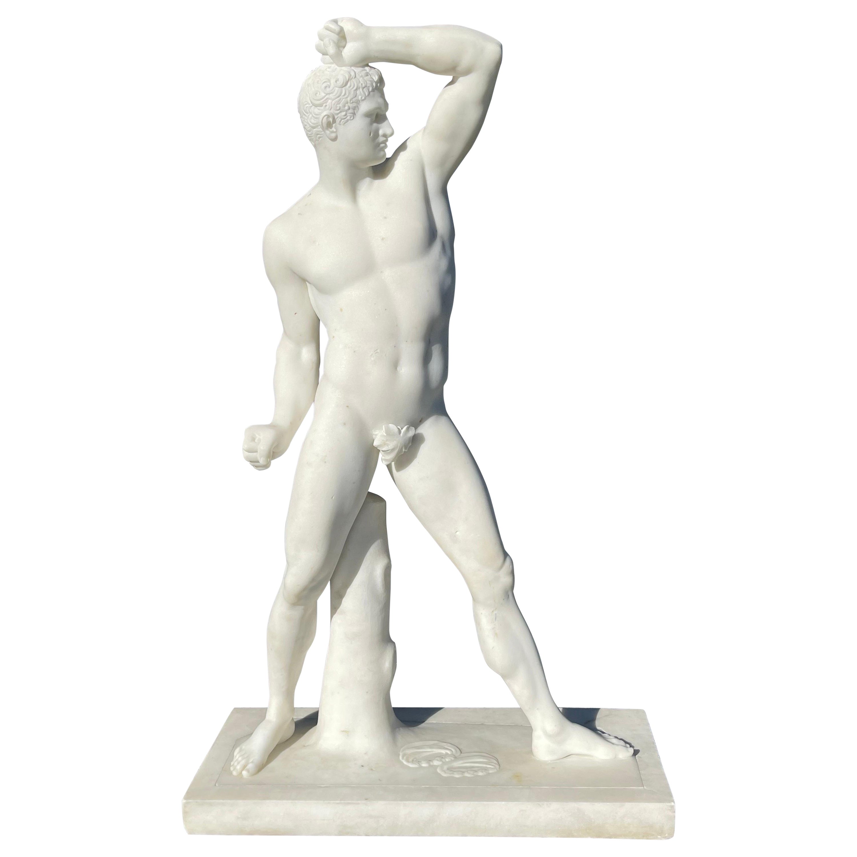 Sculpture en marbre d'un homme nu classique romain 