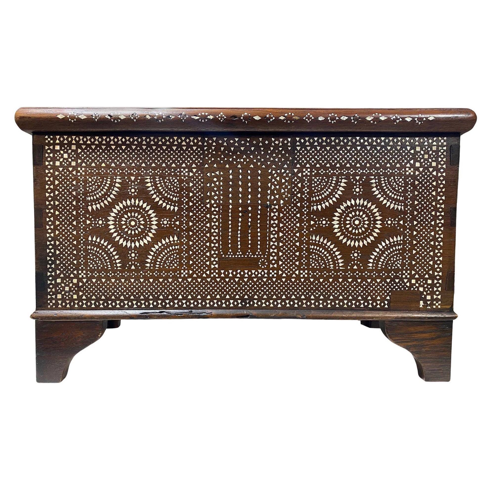 Preciosa Caja de madera con incrustaciones moriscas sirias o asiáticas Baúl cofre de almacenaje