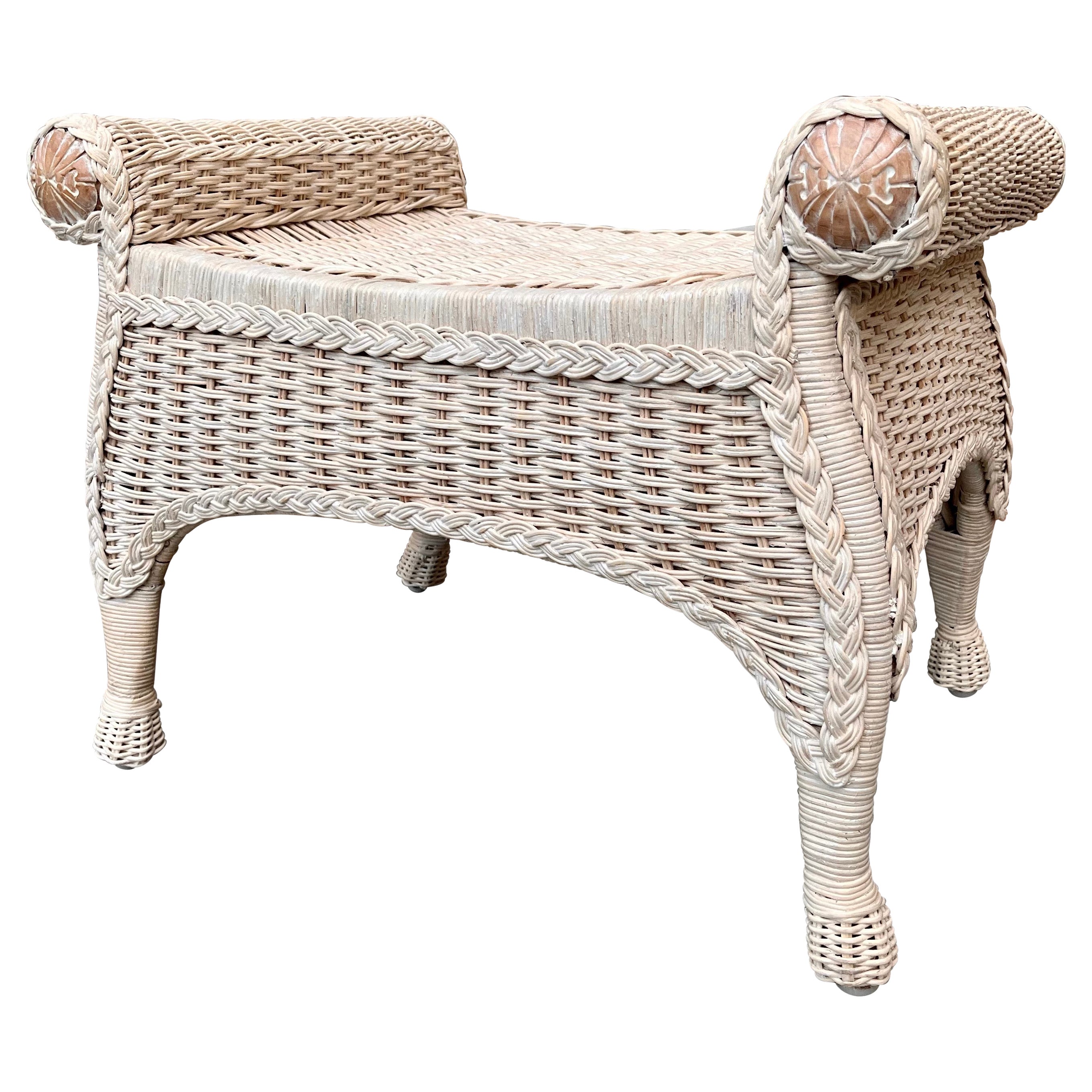 Banc de coiffeuse en rotin de style côtier Boho Chic de la fin du XXe siècle