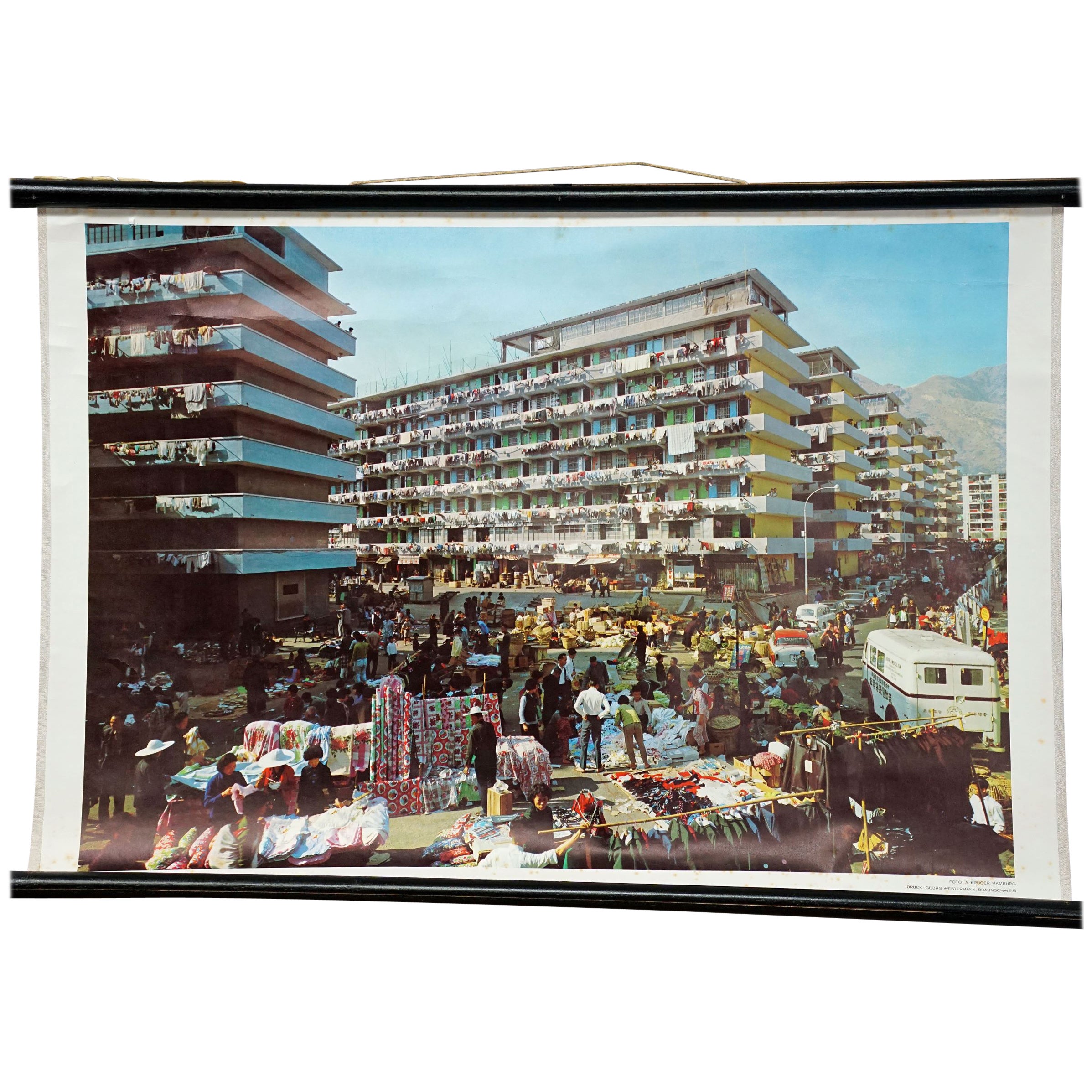 Rollbare Wandtafel, Vintage, Fotoplakat, Living in Hong Kong, 1970er Jahre im Angebot