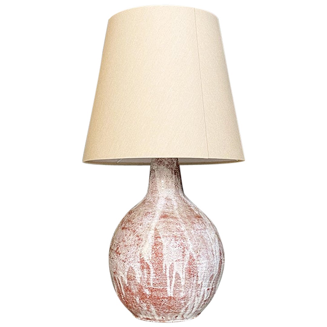 Italian Modern Pink and White Ceramic Base Lamp and Beige Fabric Lampshade, 1970 For Sale