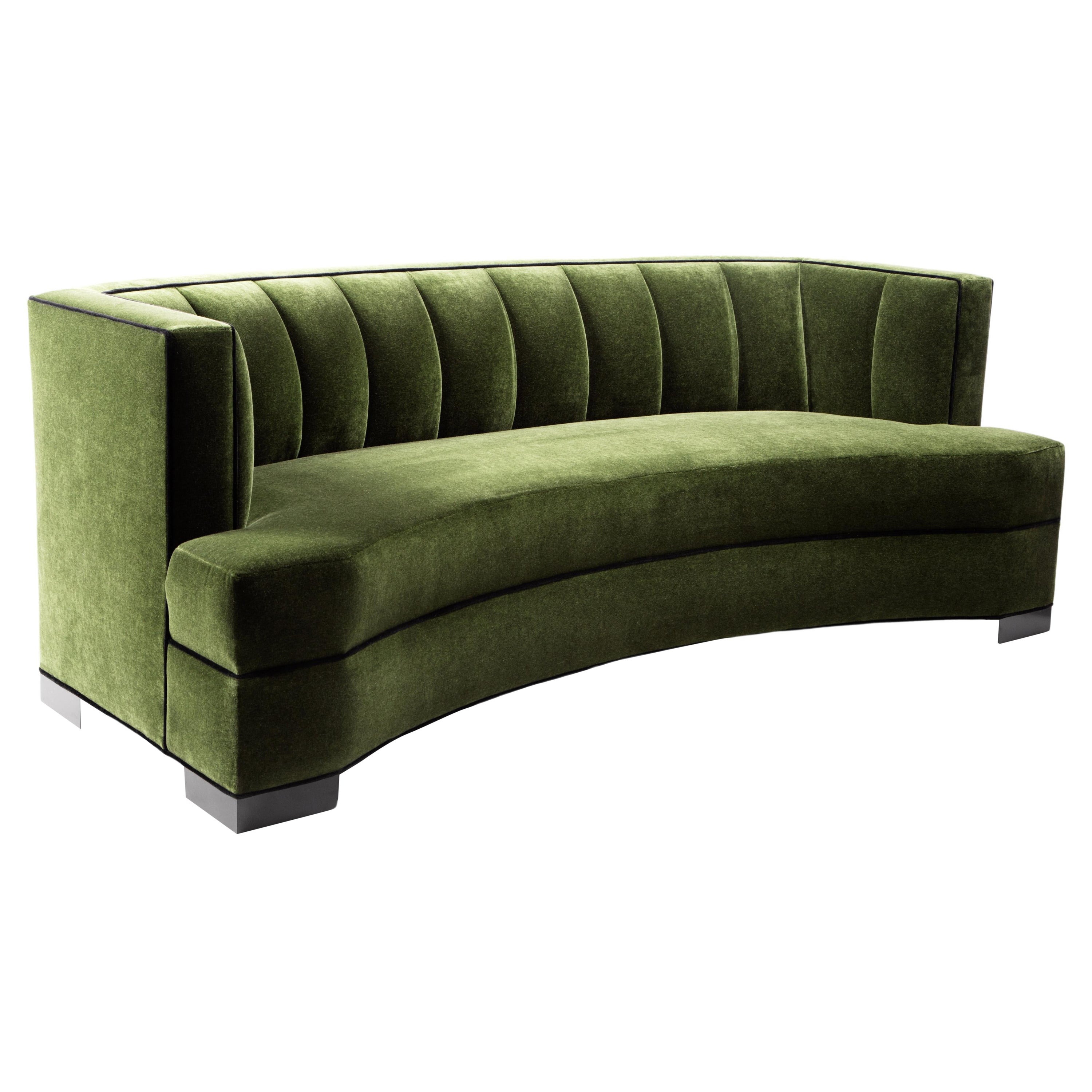 Art Deco Alessandra geschwungenes Sofa, handgefertigt von JAMES von Jimmy Delaurentis im Angebot