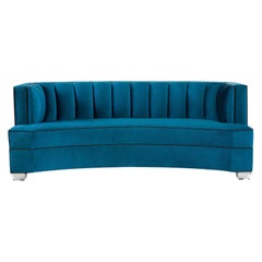 Art Deco Alessandra geschwungenes Sofa, handgefertigt von JAMES von Jimmy DeLaurentis