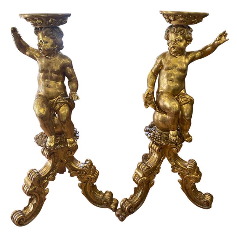 Paire De Sculptures En Bois. Figures Allégoriques Tenant Une Paire De Sculptures En Bois. Figures Allégoriques Tenant Une